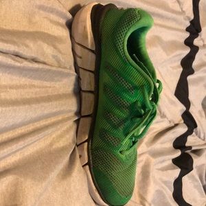 Green under aurmor shoes youth boys size 5